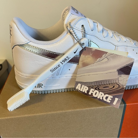 NIKE Air Force One ‘07 Low White Metallic Silver